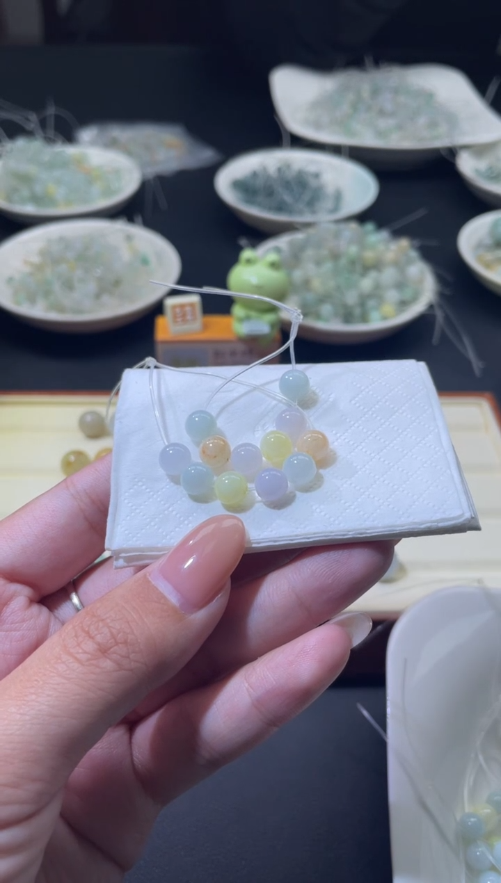 颈饰未镶嵌翡翠瓜****)翡翠净货