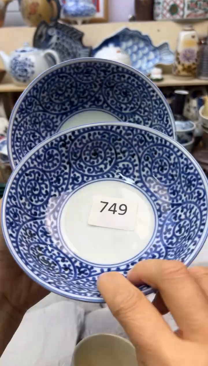 U              749