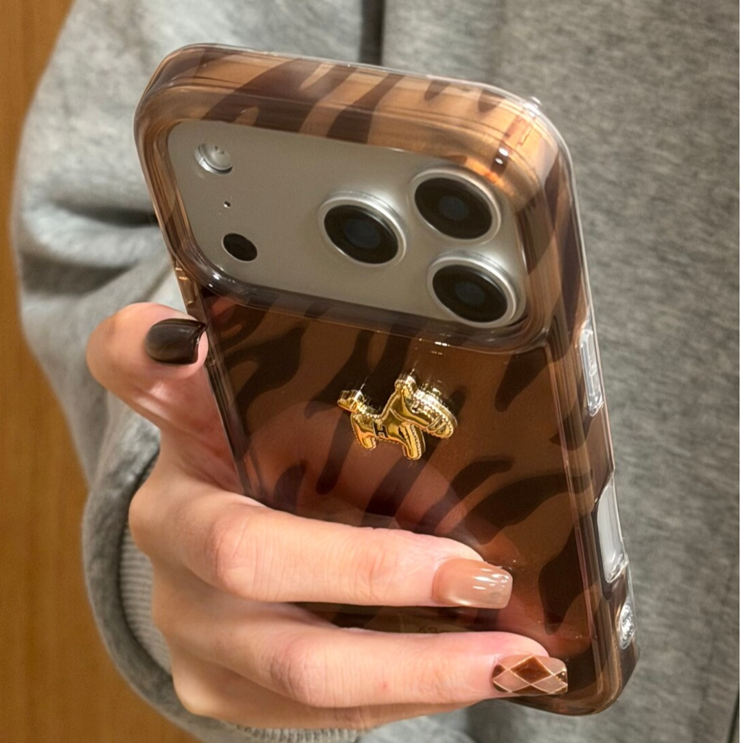 棕底斑马纹英文标签适用苹果17pro手机壳创意iPhone16/15个性14女