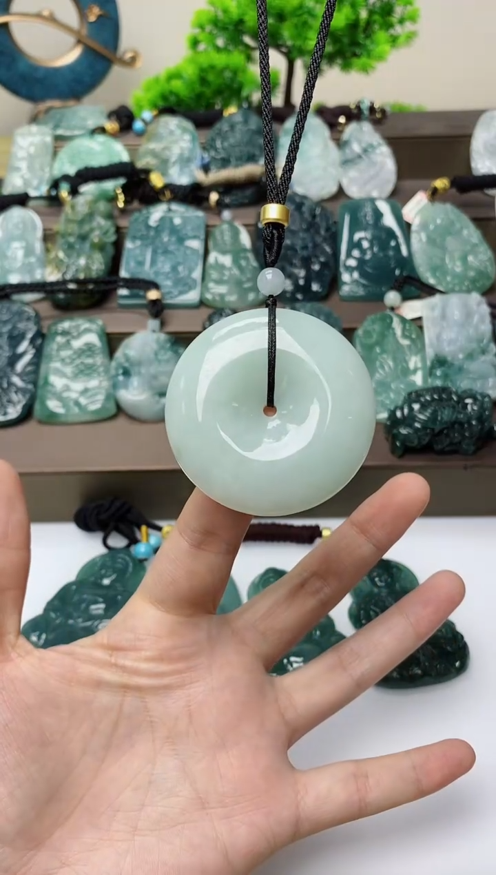 翡翠未镶嵌颈饰          