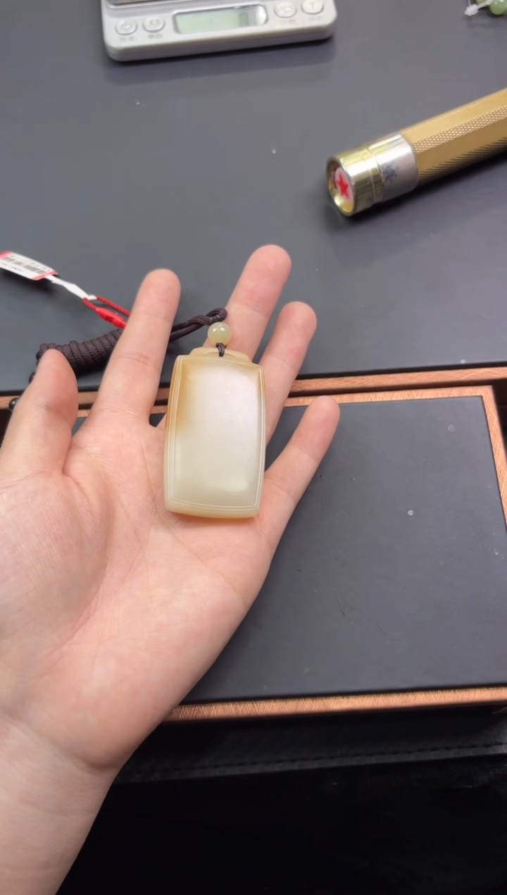 【闪购商品】和田玉吊坠(赠链)未镶嵌且末金山微色差吊坠