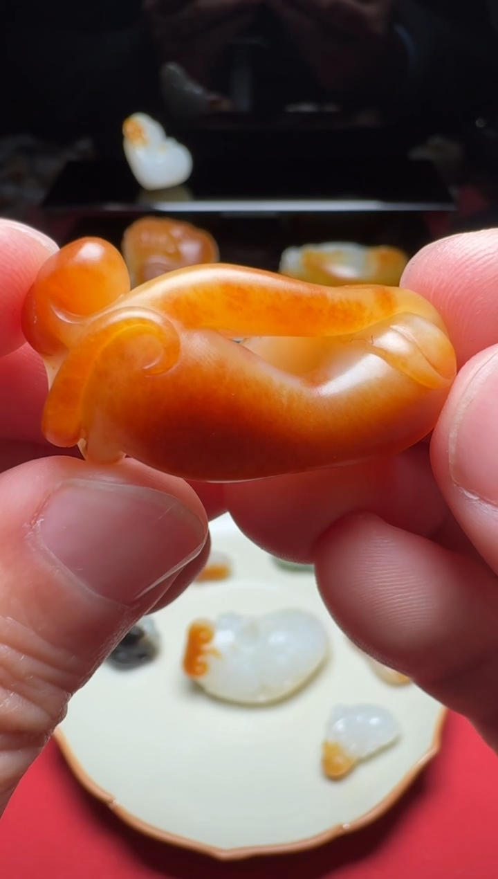 未镶嵌和田玉挂件岁***人和田玉 你侬我侬