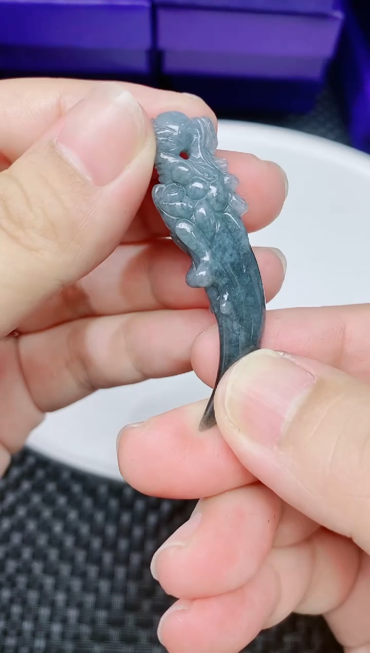 翡翠未镶嵌颈饰          