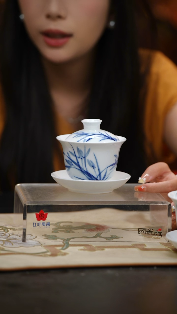 1头手绘青花兰盖碗