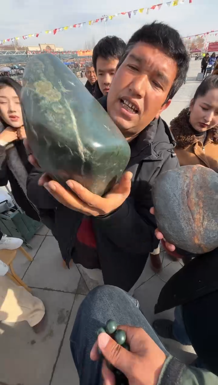 未镶嵌和田玉（糖玉）挂件和田玉