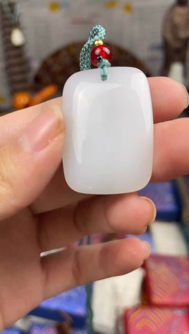 和田玉未镶嵌颈饰小小白无事