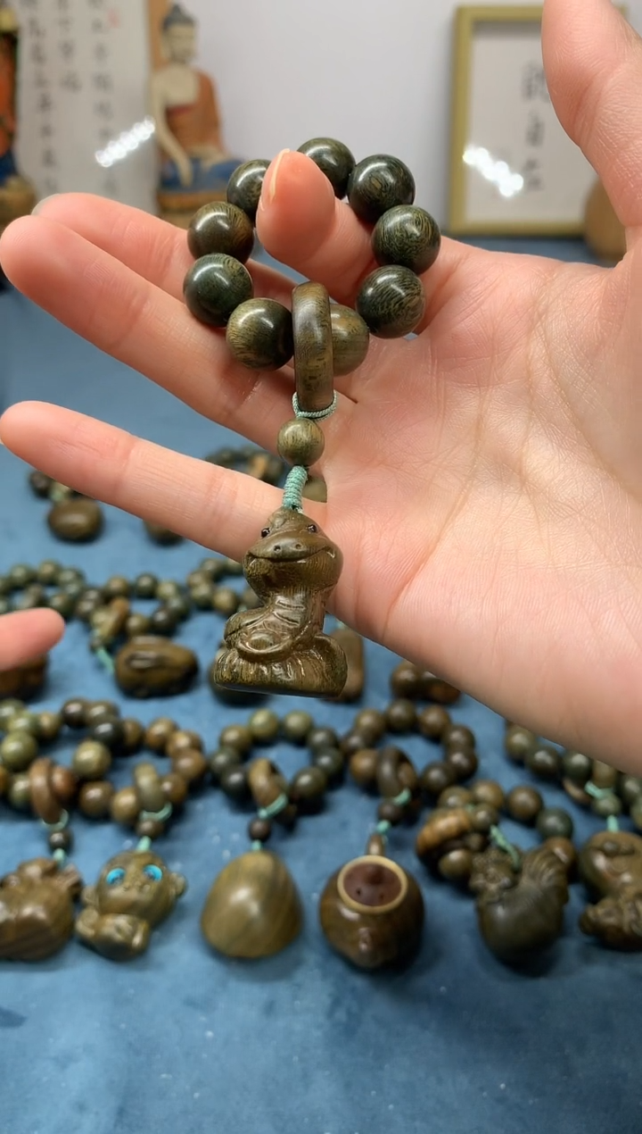 【闪购商品】维腊木（绿檀）把件 招财蛇 盘玩件