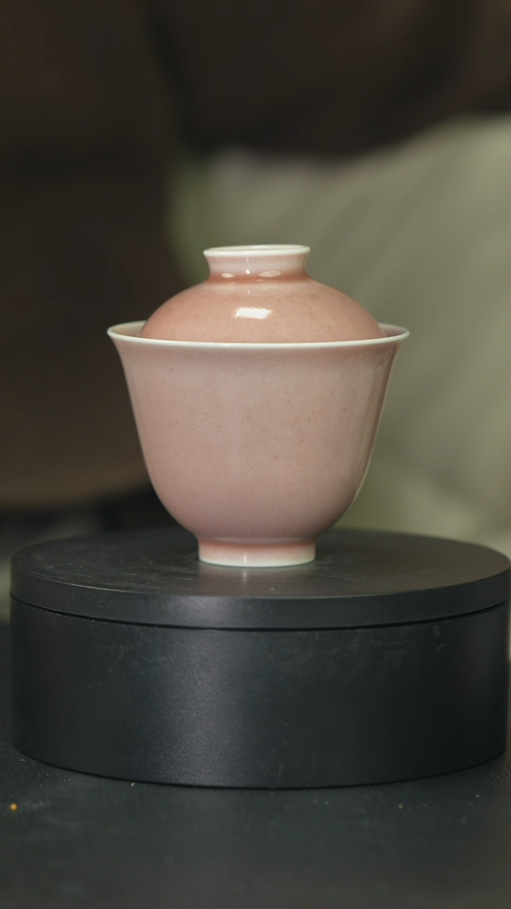 【闪购商品】杯豇豆红四字隶书款仰钟盖碗