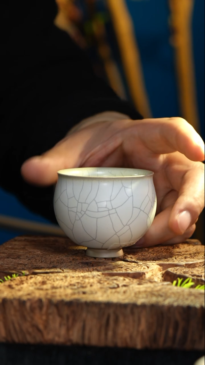 【闪购商品】已开价【1444】亚光白釉开片折口杯