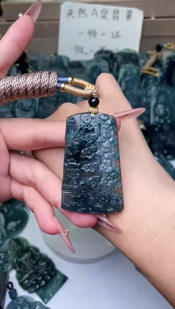 颈饰未镶嵌翡翠          