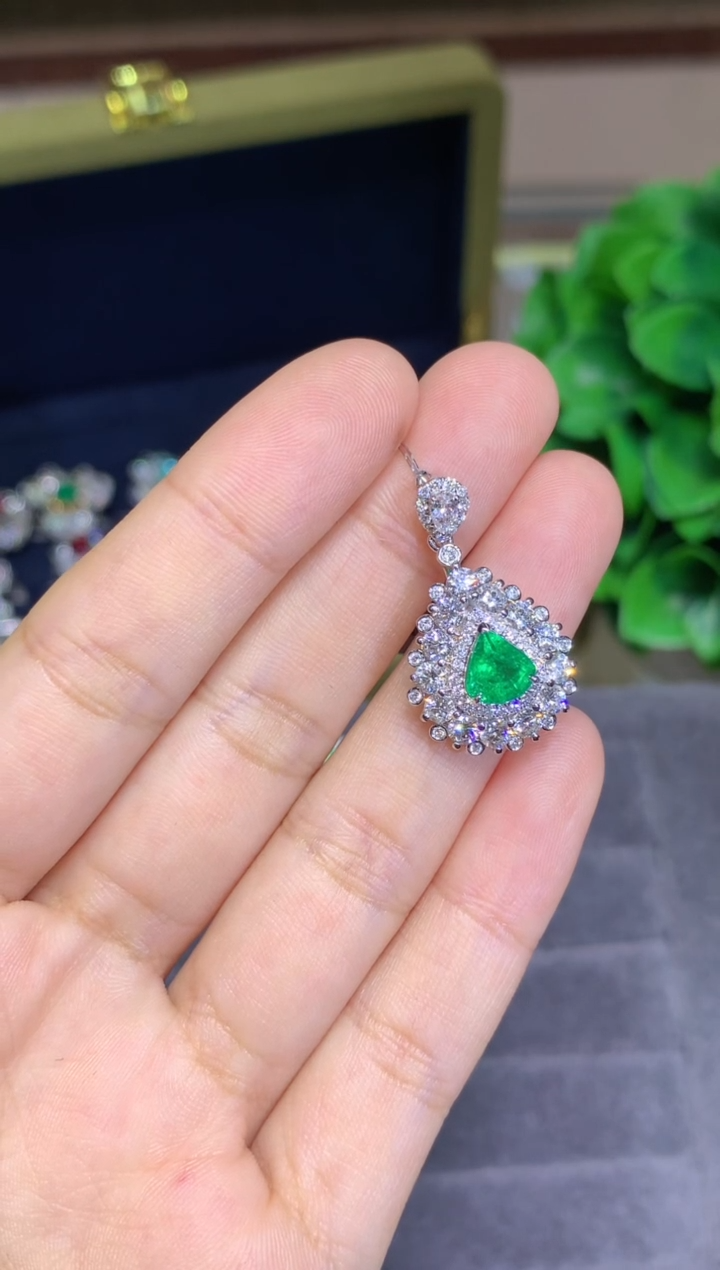 吊坠(不含链)18K金镶嵌祖母绿0.74CT