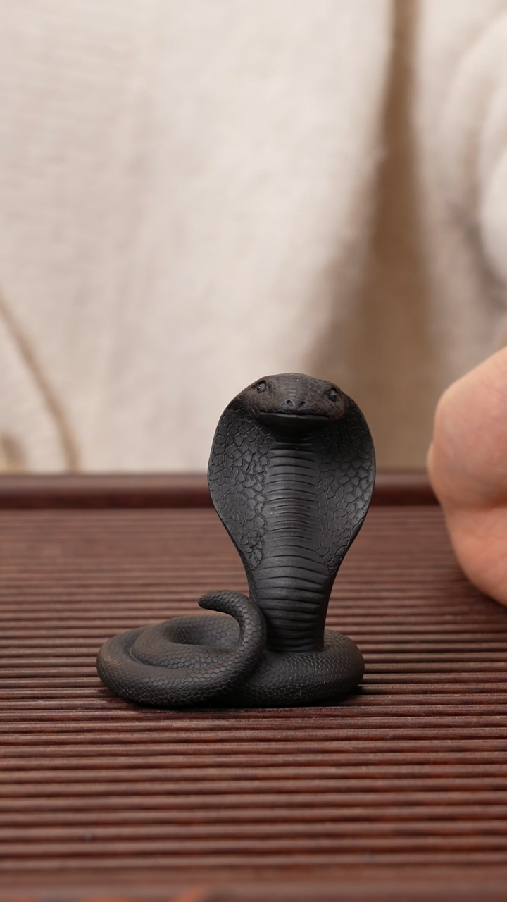 【闪购商品】紫砂茶宠黑朱泥 眼镜蛇