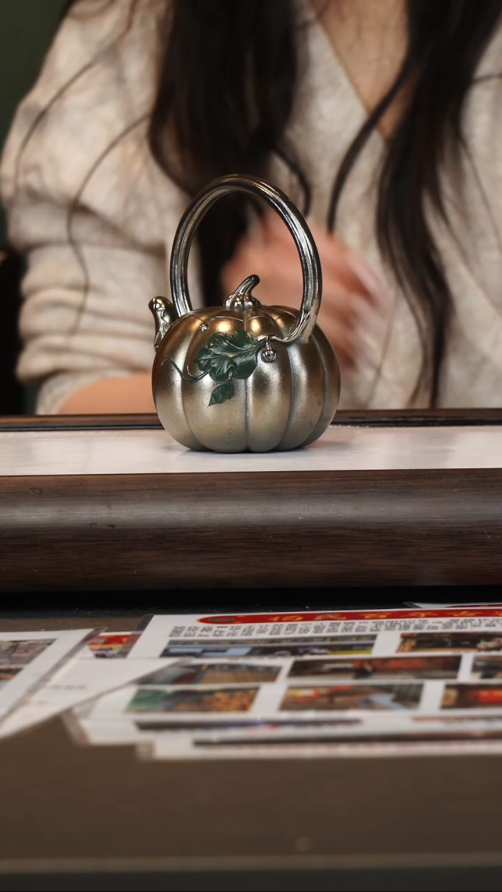 茶壶紫砂杨建英/琉璃金砂/南瓜提梁/260c