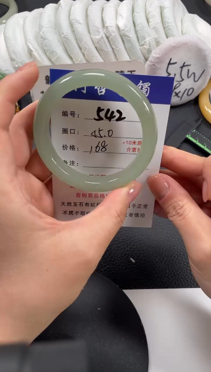【闪购商品】石英质玉手镯未镶嵌55