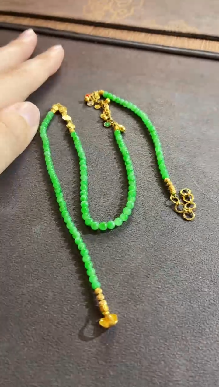 颈饰18K金镶嵌翡翠珠串