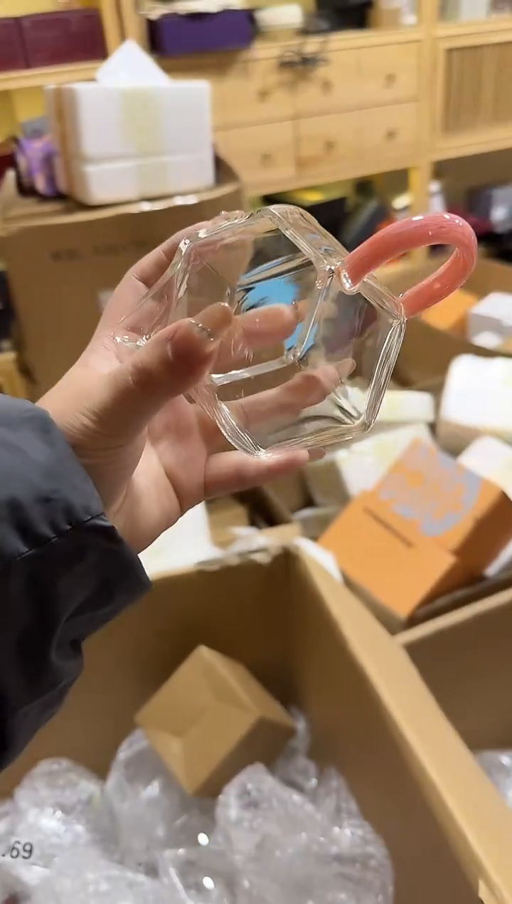 霞彩楞然公道杯  