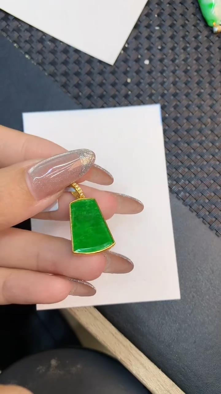 颈饰18K金镶嵌翡翠1