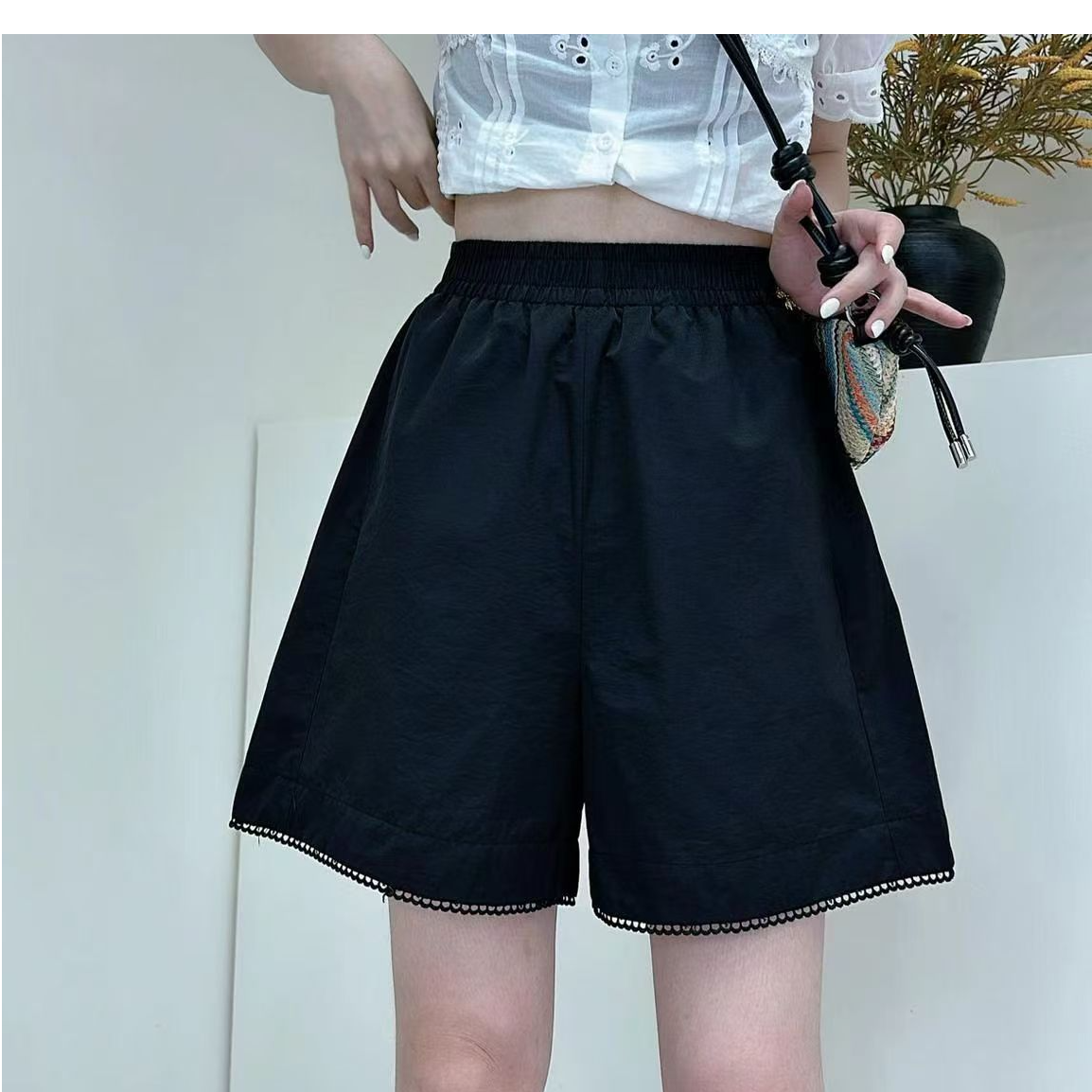 K1123黑拼镂空花边休闲短裤8267