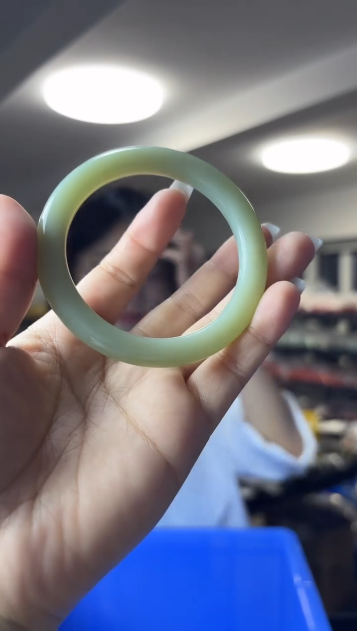 未镶嵌手镯和田玉圈口54**（多样性发一件）**微瑕**