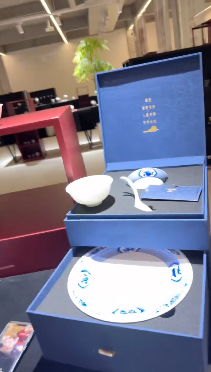 摆件瓷彤云山房 跨年狂欢 Q1 (3盘.1碗1勺） 送鱼玲珑碗