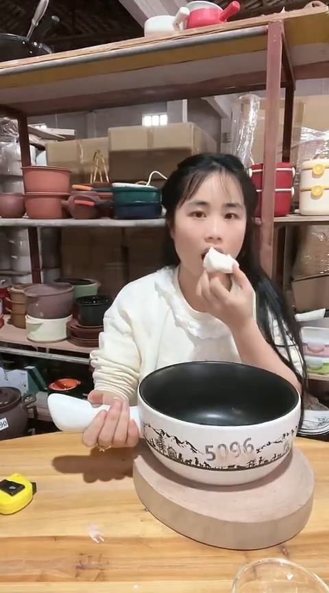 陶瑕疵白黑手把锅不带盖不圆