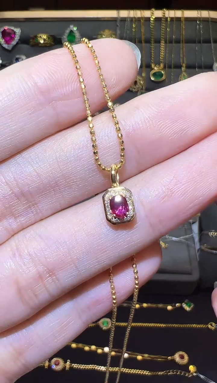 颈饰18K金镶嵌红宝石0.28CT