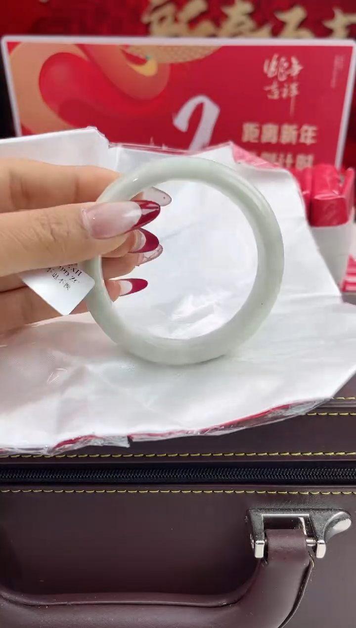 【闪购商品】翡翠手镯未镶嵌11翡翠手镯（微瑕）