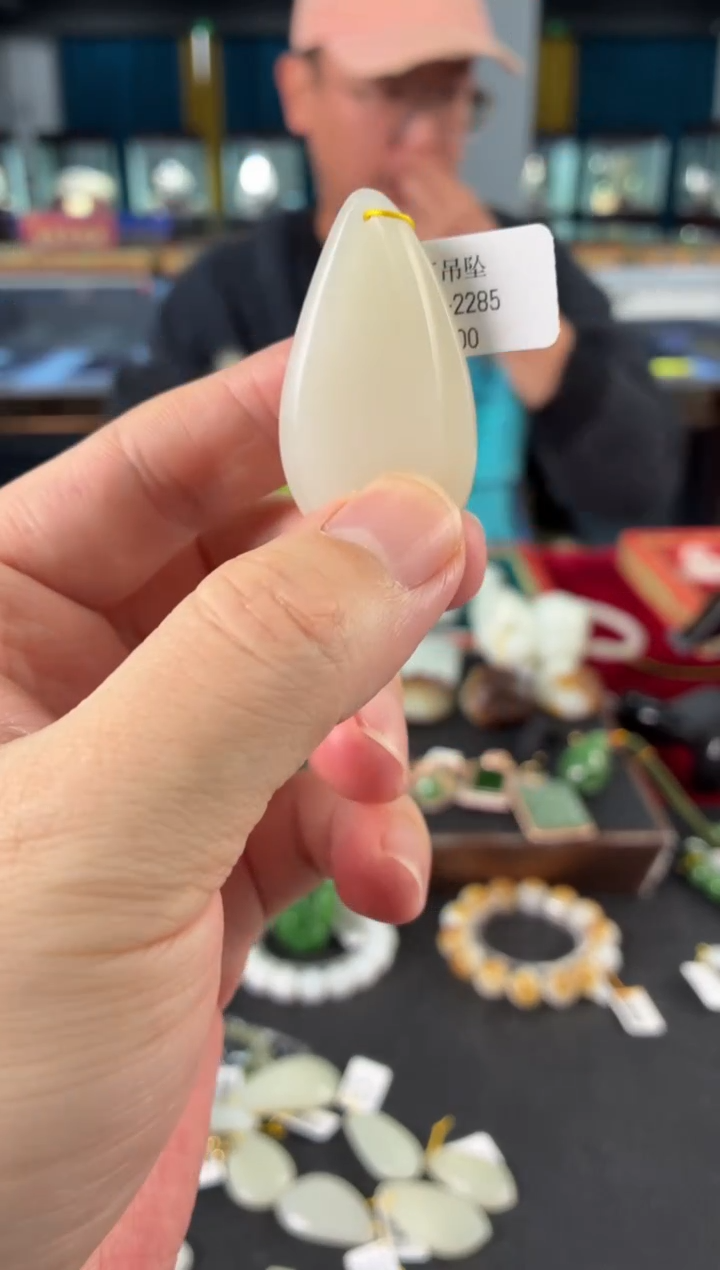 颈饰未镶嵌和田玉吊坠