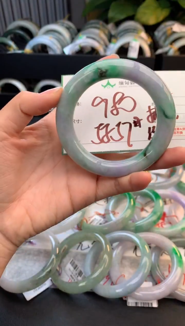 未镶嵌定制翡翠?毛货需精细抛光+多人