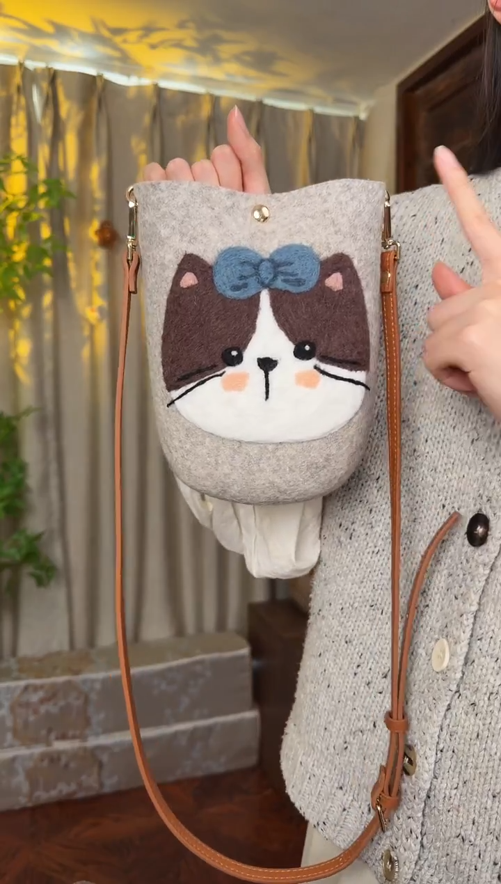 羊毛非遗羊毛毡包 手机包灰猫咪