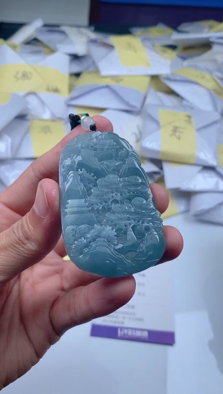 翡翠未镶嵌颈饰           