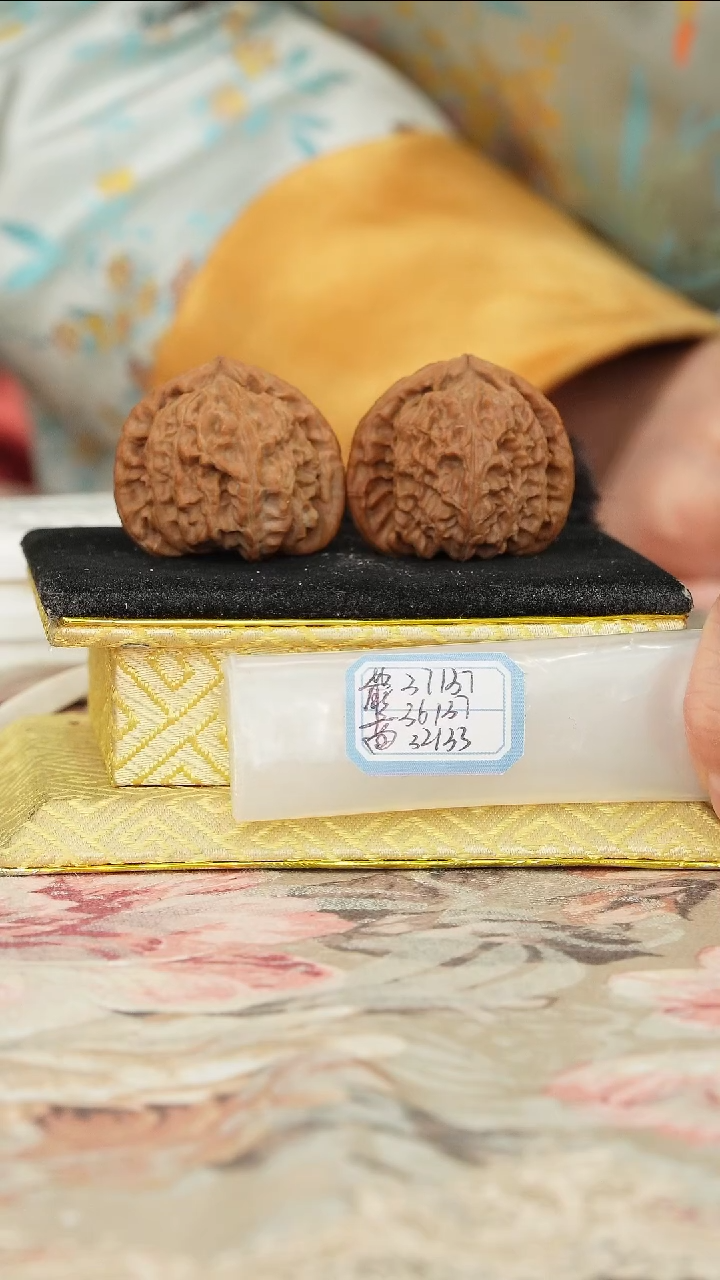 【闪购商品】文玩核桃把件白狮子