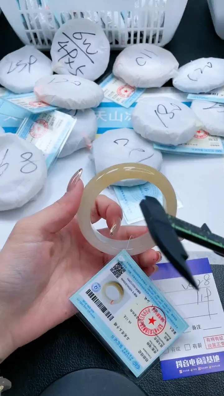 【闪购商品】石英质玉手镯未镶嵌21V428-58