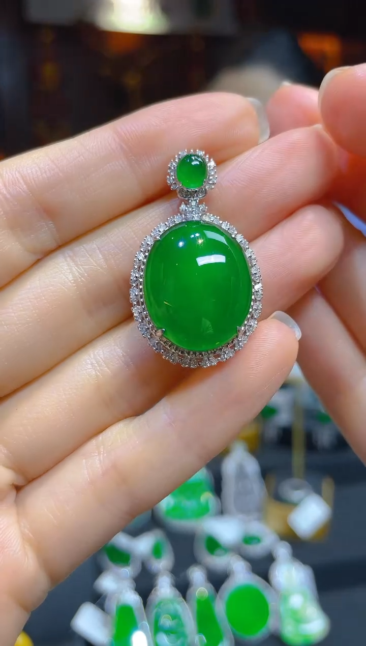 【闪购商品】翡翠颈饰18K金镶嵌115077天然A货翡翠蛋面