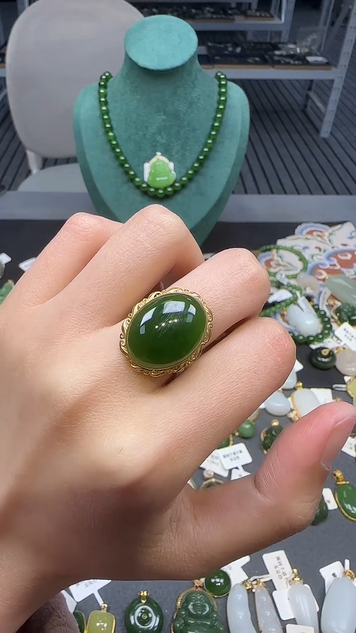 18K金镶嵌戒指和田玉1