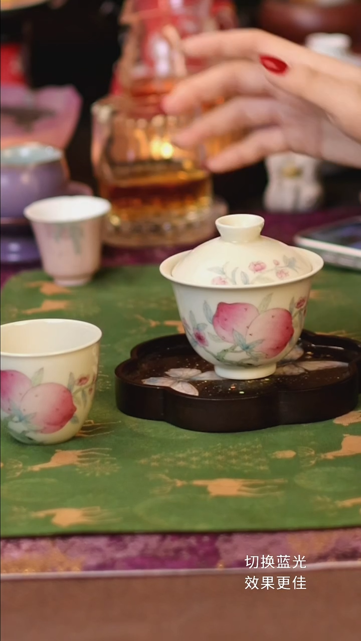 三柒手绘桃子盖碗加杯