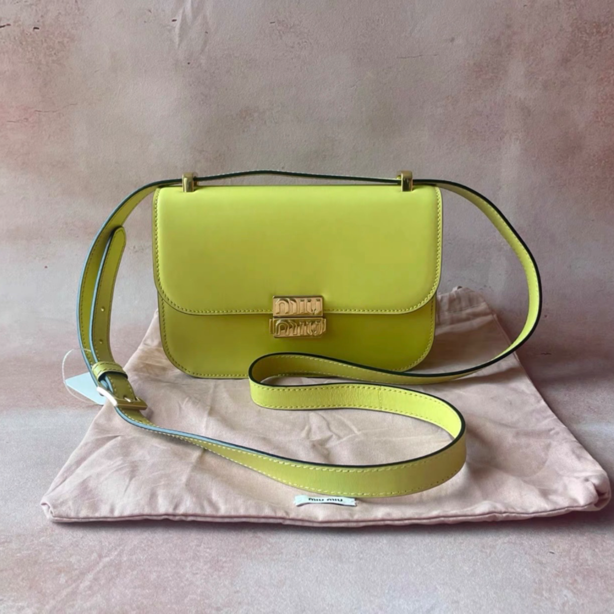 99新 MIU MIU/缪缪 缪缪柚子黄全皮推锁口翻盖豆腐包0208
