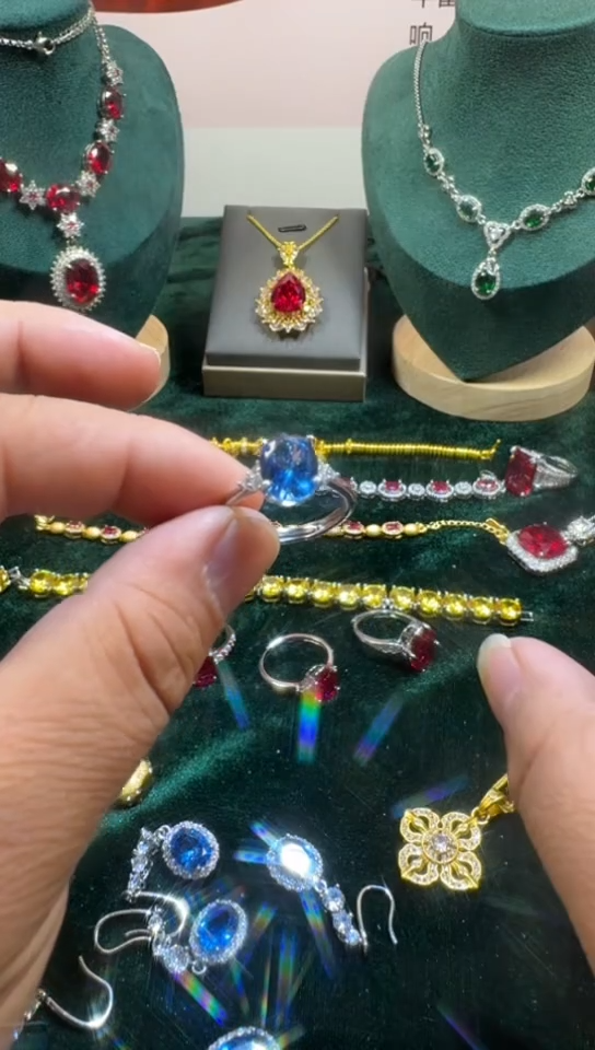 戒指蓝宝石18K金镶嵌0