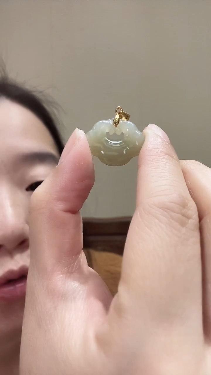 颈饰银S925镶嵌和田玉晴水祥云如意锁22mm