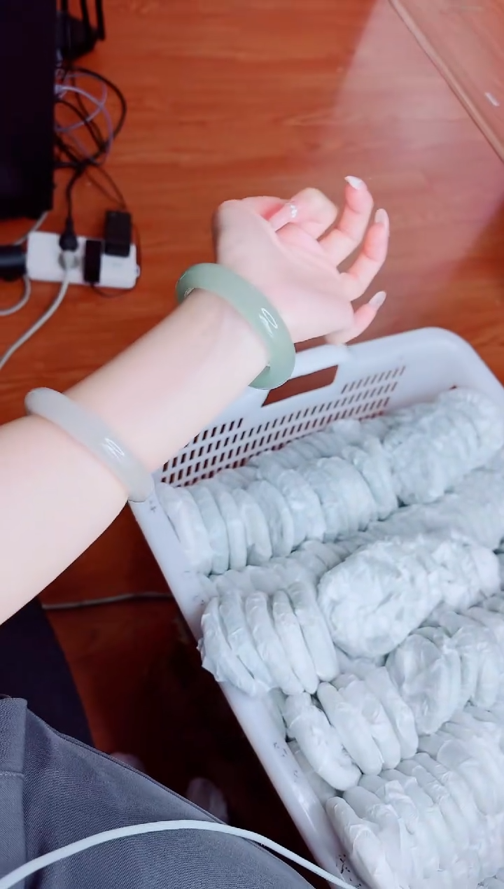 石英质玉手镯未镶嵌16/62.3