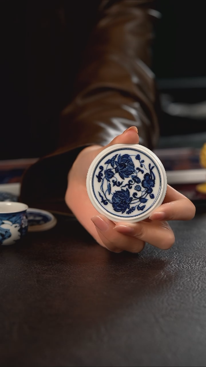 研山琢器白地缠枝莲小杯垫
