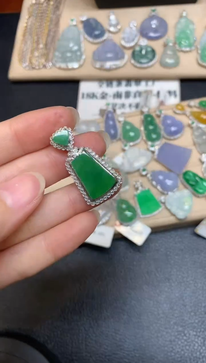 【闪购商品】翡翠颈饰18K金镶嵌无事牌【无服务费