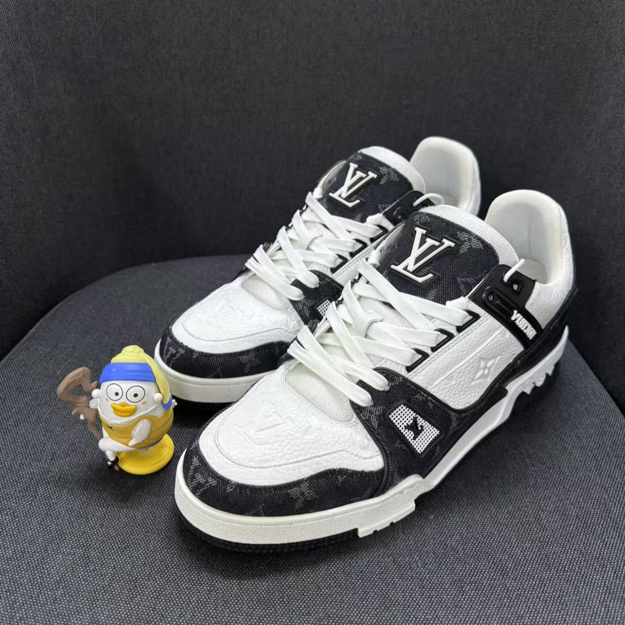 99新 LouisVuitton/路易威登 经典黑白牛仔trainer板鞋