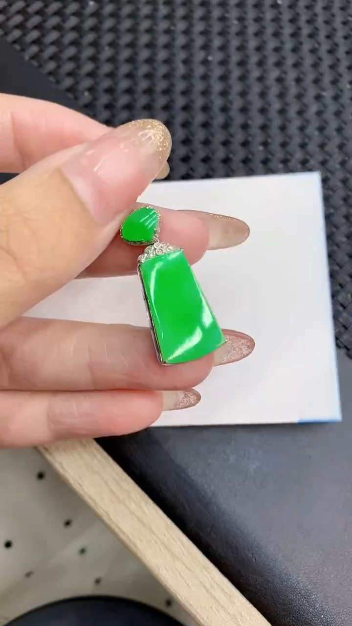 翡翠18K金镶嵌颈饰             8