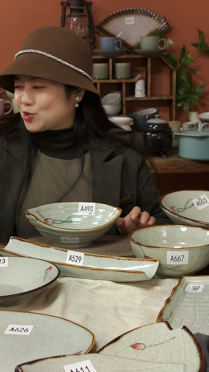 陶瓷A490 一只手绘 荷花小元宝碗可能微瑕