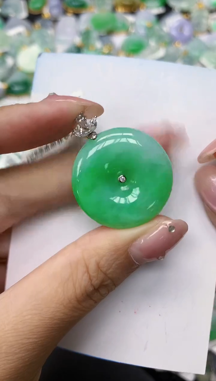 翡翠18K金镶嵌颈饰11111111111