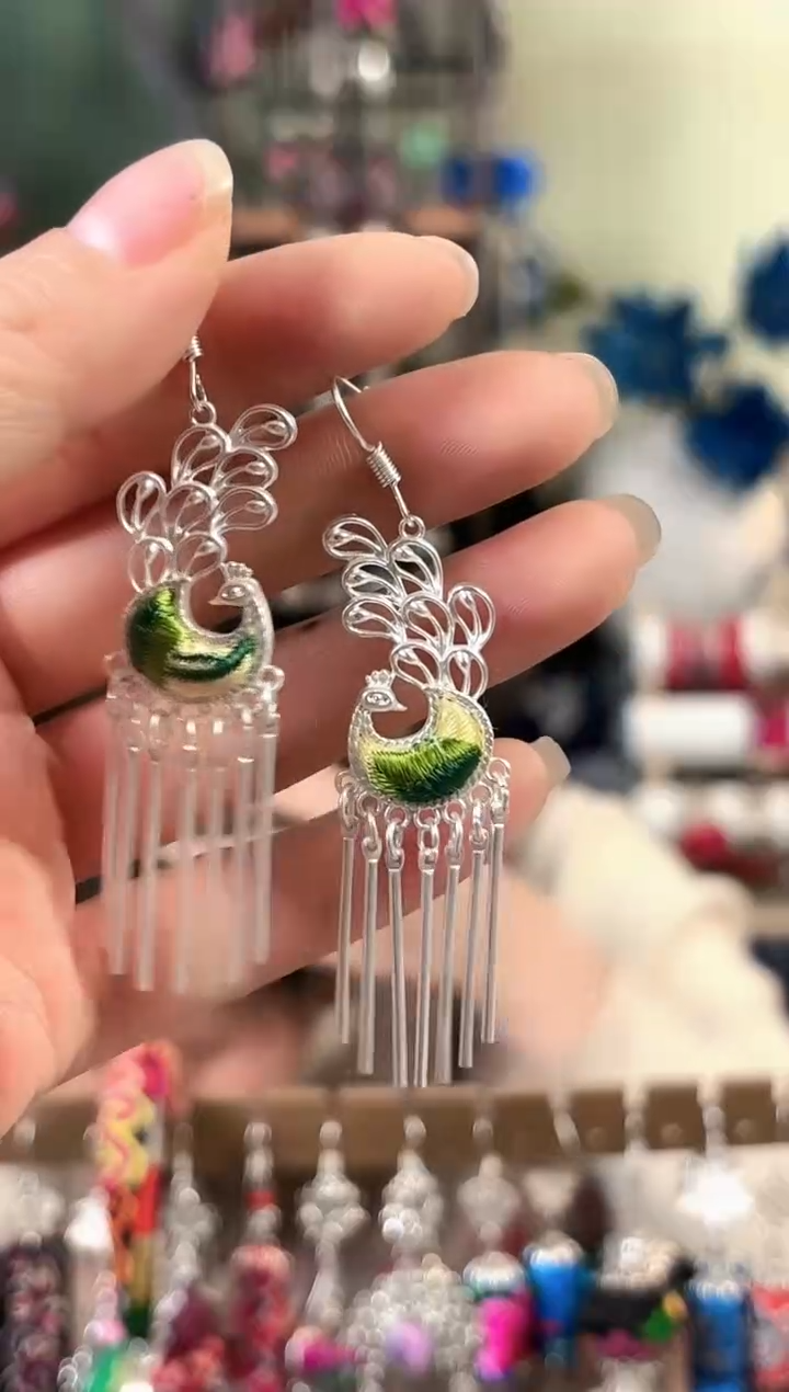 彩云南阁非遗老绣饰品162