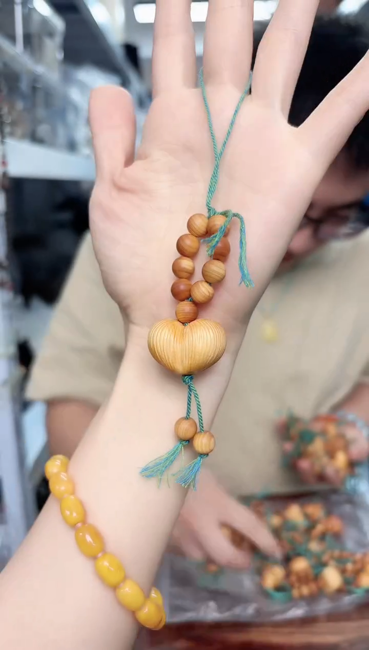 木崖柏屁桃挂件一个