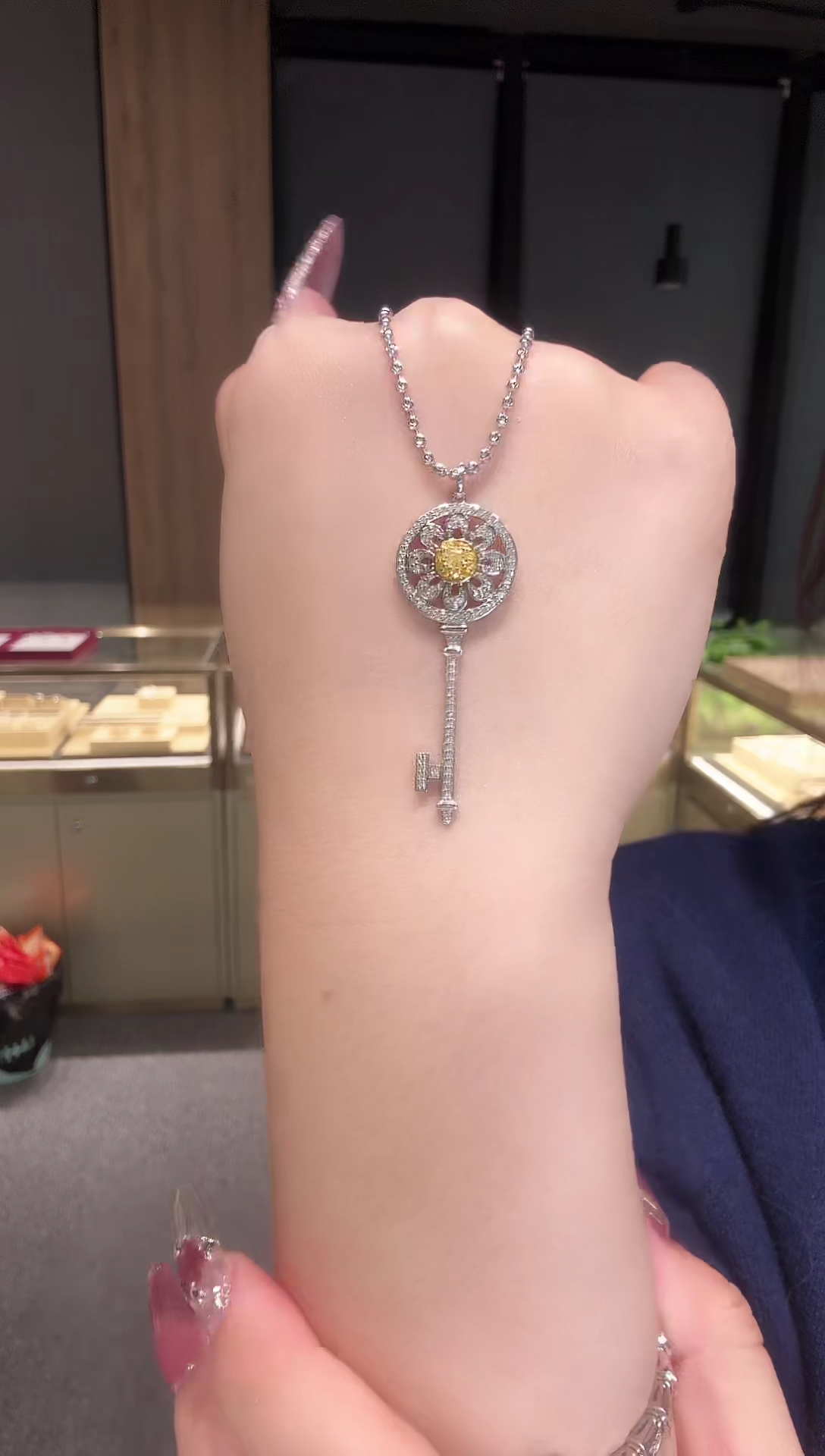 【闪购商品】钻石吊坠（不含链）18K金镶嵌黄钻太阳花