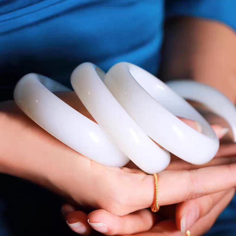 1512号-精品米达白色手镯多样性